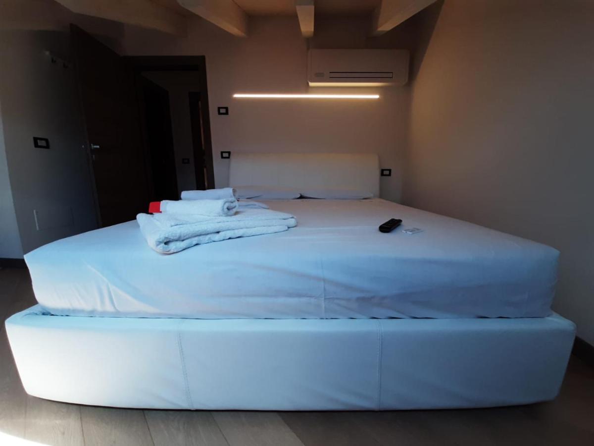 Bmp Apartment Deluxe 1 Jacuzzi Riscaldata Privata Vista Lago Di Garda ブレンゾーネ エクステリア 写真